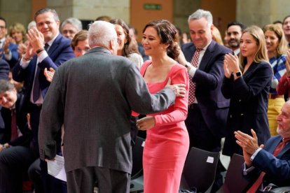 Díaz Ayuso saluda a Joaquín Leguina, primer presidente madrileño en los actos institucionales del 40 aniversario del Estatuto de la Autonomía de la Comunidad.