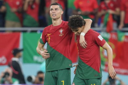 Cristiano y Joao Félix celebran uno de los goles de Portugal.