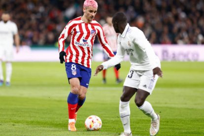 Mendy, ante Griezmann, en el derbi de la pasada semana.