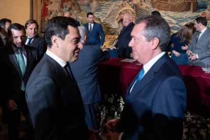 El líder del PP y presidente de la Junta de Andalucía, Juanma Moreno, con el secretario del PSOE-A y líder de la oposición, Juan Espadas.