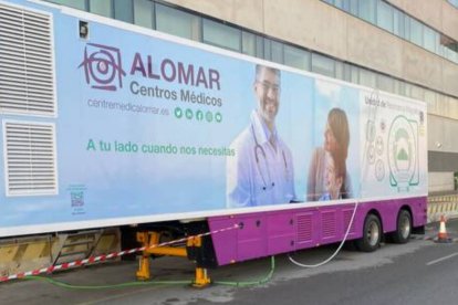 Camión de resonancias de una empresa privada en el hospital de Torrevieja