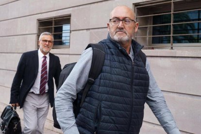 El exdiputado del PSOE, Juan Bernardo Fuentes, frente al juzgado.