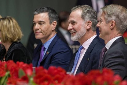 El presidente del Gobierno, Pedro Sánchez, junto al Rey Felipe VI durante la cena inaugural del Mobile World Congress 2023.