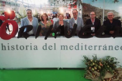 El alcalde de Orihuela, Emilio Bascuñana, ha pasado este viernes por el stand de la ciudad en IFA