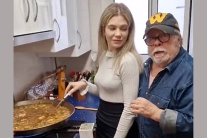 Arévalo con su nieta haciendo una paella