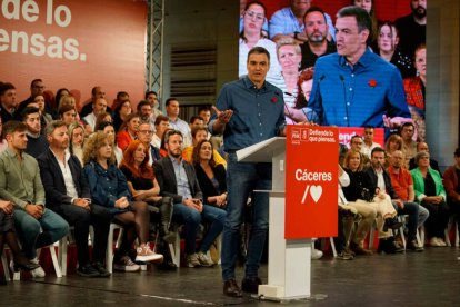 Pedro Sánchez en un mitin en Cáceres