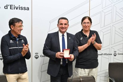 Bernabé Cano, alcalde de La Nucía, recibe la distinción de manos de Marisol Casado, presidenta de la Federación Mundial de Triatlón y José Hidalgo, presidente de la FETRI