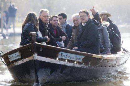 Ximo Puig en una barca de l'Albufera