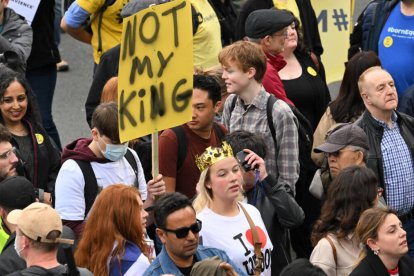 Manifestantes contra la monarquía británica.