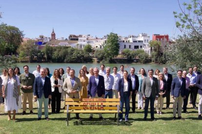 El candidato del PP a la alcaldía de Sevilla, José Luis Sanz, junto a los iembros de la lista que concurrirá a las municipales del 28M.