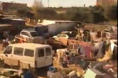 El asentamiento chabolista próximo a la Estación del Norte visto desde un tren.