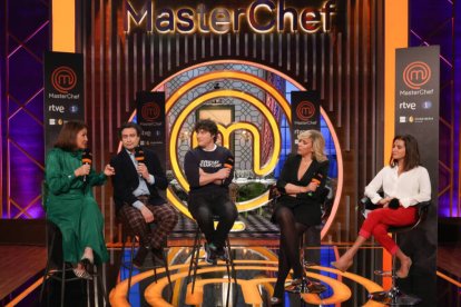 Los chefs Samantha Vallejo-Nágera, Pepe Rodríguez y Jordi Cruz junto a la presentadora María Eizaguirre y la CEO de Shine Iberia, Macarena Rey, durante la presentación de ‘Masterchef’.