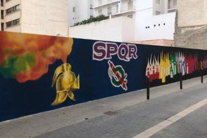 Mural dedicado a la Semana Santa oriolana en la calle Salitre