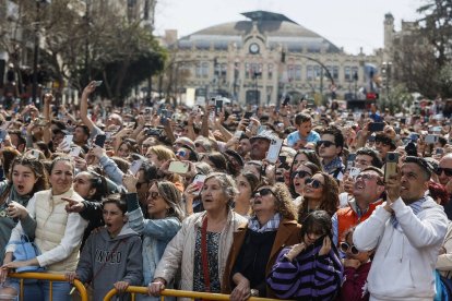 Decenas de personas durante la mascletà de la plaza del Ayuntamiento de Valencia.