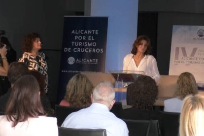 La concejal de Turismo y Festividades, Mariola Rocamora, durante su exposición en la jornada de cruceristas