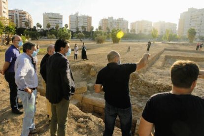 El alcalde de Alicante, Luis Barcala, ha visitado las excavaciones en el Parque de las Naciones