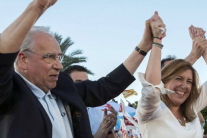 La expresidneta de la Junta y senadora del PSOE, Susana Díaz, junto a Alfonso Guerra, exvicepresidente del Gobierno, en un mitin