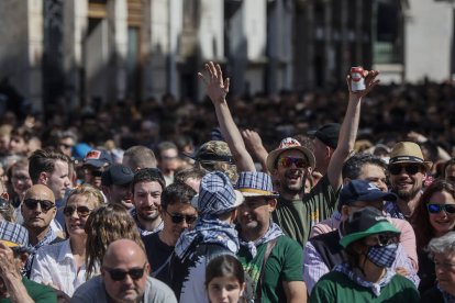 Decenas de personas durante la mascletà - EUROPA PRESS