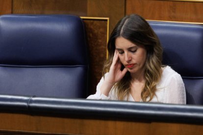 La ministra de Igualdad, Irene Montero, durante una sesión plenaria en el Congreso de los Diputados