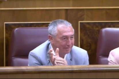 Joan Baldoví escucha la respuesta de Tamames