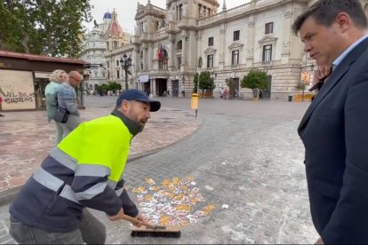 El candidato de Vox Valencia, Juan Manuel Badenas, vestido de barrendero.