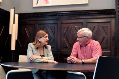 María José Catalá, futura alcaldesa de Valencia, con Joan Ribó, alcalde en funciones, antes de empezar la reunión.