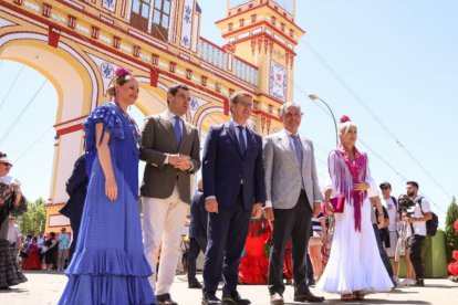 El candidato José Luis Sanz (PP), junto al líder del PP, Alberto Núñez Feijóo, y el presidente de la Junta, Juanma Moreno, en la Feria de Abril.