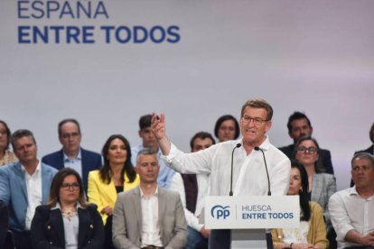 El presidente del Partido Popular, Alberto Núñez Feijóo, clausura un acto en el Teatro Olimpia, a 27 de abril de 2023, en Huesca.