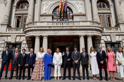 Mazón, futuro presidente de la Generalitat, con la alcaldesa de Valencia y su equipo de gobierno