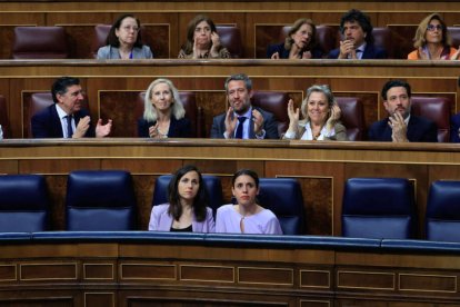 Belarra y Montero, solas, con la bancada del PP detrás