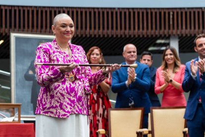 Margarita del Cid (PP) posa con la vara de mando tras ser proclamada alcaldesa de Torremolinos el pasado sábado