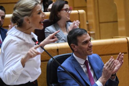 La vicepresidenta segunda y ministra de Trabajo y Economía Social, Yolanda Díaz, y el presidente del Gobierno, Pedro Sánchez.