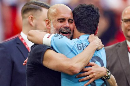 Pep Guardiola abraza a Ilkay Gundogan al final de un partido.