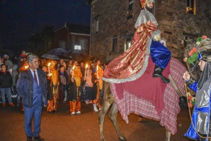 Miguel Ángel Revilla recibe al cartero de los Reyes Magos