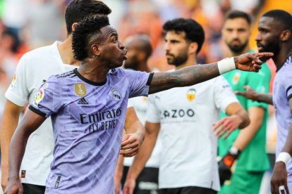 Vinicius Junior señala a la grada durante el partido en Mestalla, señalando a los que le habían llamado mono.