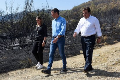 Pedro Sánchez visita un incendio en Extremadua