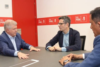 José Vélez, candidato del PSOE en Murcia, con Bolaños