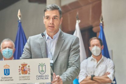 Pedro Sánchez con el presidente de Canarias, Ángel Víctor Torres y el presidente del Cabildo de La Palma, Mariano Hernández Zapata.