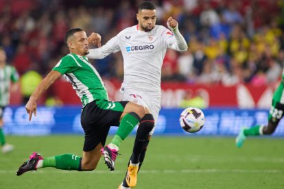 Luiz Felipe, con la camiseta del Betis, disputa un balón con Youssef En-Nesyri en el último derbi sevillano.