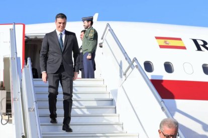 Imagen de archivo del presidente del Gobierno, Pedro Sánchez, saliendo del avión oficial en un reciente viaje a Marruecos