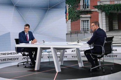 Pedro Sánchez y Alberto Núñez Feijóo, en el debate de Atresmedia (Atresmedia).