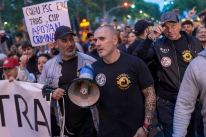 Daniel Esteve al inicio de la manifestación convocada por Desokupa contra Ada Colau en la Plaza Universidad