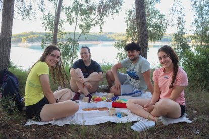 Grupo de jóvenes en el pantano de Sichar, Onda - AYUNTAMIENTO DE ONDA