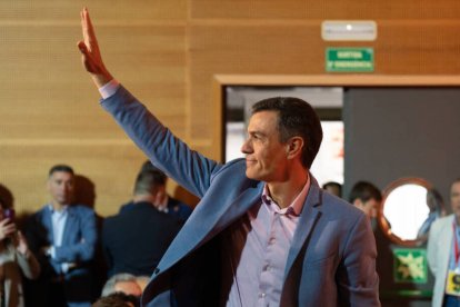 Pedro Sánchez saluda a los presentes en uno de los últimos mítines de la campaña electoral del 28M