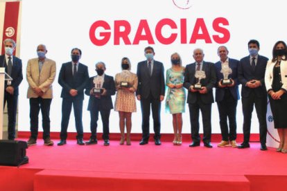 Los premiados junto al presidente Ximo Puig, Carlos Mazón y dirigentes de AEFA