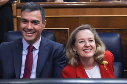 Pedro Sánchez junto a Nadia Calviño en el Congreso