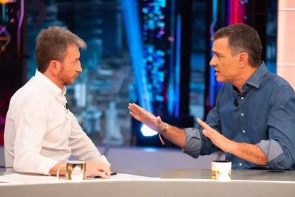 Pablo Motos y Pedro Sánchez durante la entrevista al presidente del Gobierno en 'El hormiguero'.