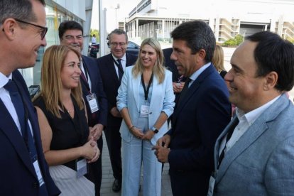 Carlos Mazón, president de la Generalitat, junto a los presidentes de las tres diputaciones, saludando a la nueva presidenta de la FVMP, Rocío Cortés - GVA