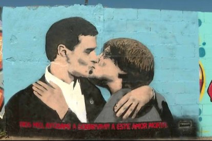 Beso entre Sánchez y Puigdemont obra del artista urbano TVboy