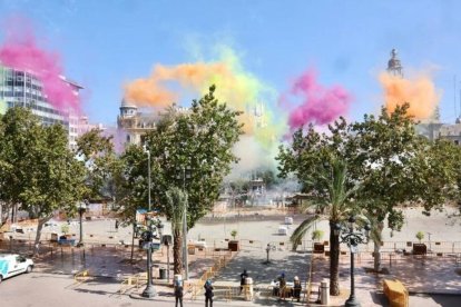 'Mascletà' en la plaza del Ayuntamiento de Valencia